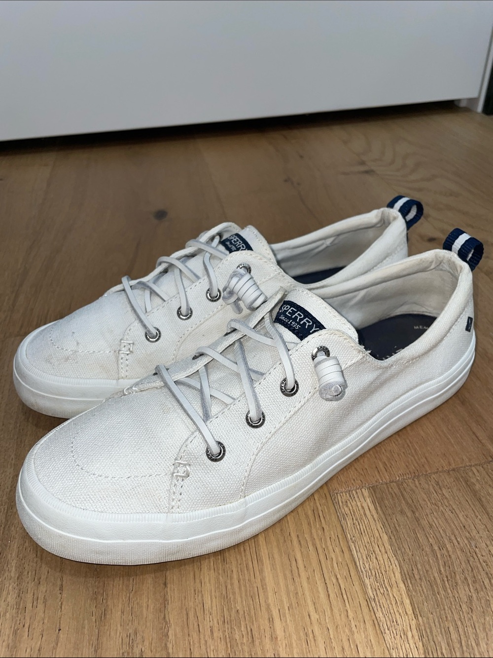 Sperry Crest Vibe White Canvas Low-Top Sneakers with Navy Accents Size 9.5